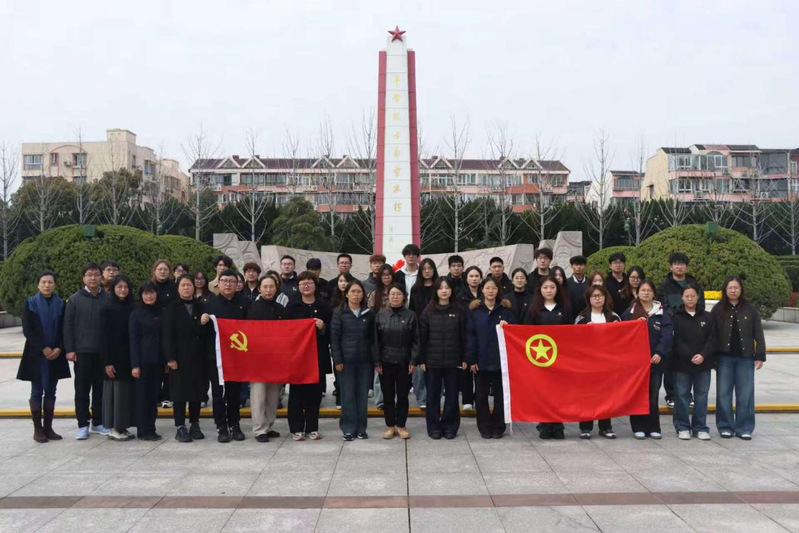 经济管理学院师生赴宝山烈士陵园...